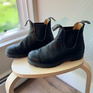 Blundstones #558 Chelsea boots - black leather. Size 6.5 mens.